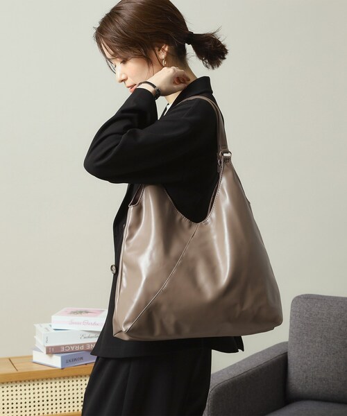 ITS'DEMO（イッツデモ）の「【A4対応】合皮Vカットトート（トートバッグ・レディース・ブロンズ/シルバー/ナチュラル/ブラック・00）」の11枚目の写真