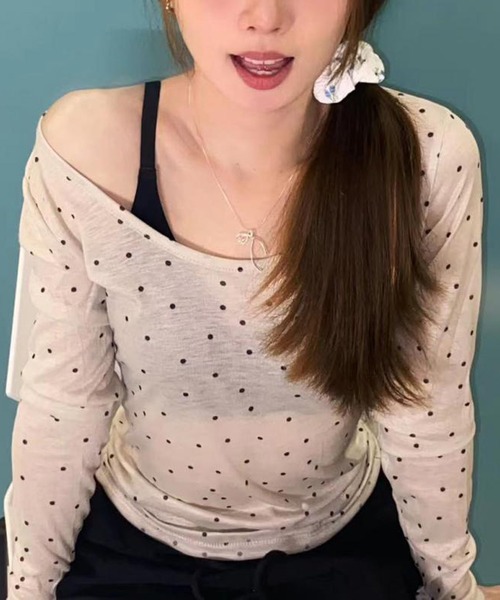 MEMECLE（メメクル）の「【 MEMECLE / メメクル 】ドット Uネックカットソー（Tシャツ/カットソー・レディース・グレー/アイボリー・S/M/L）」の4枚目の写真