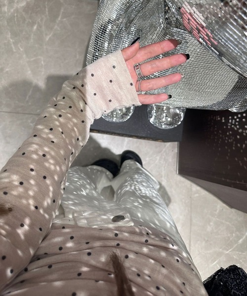 MEMECLE（メメクル）の「【 MEMECLE / メメクル 】ドット Uネックカットソー（Tシャツ/カットソー・レディース・グレー/アイボリー・S/M/L）」の7枚目の写真