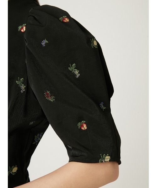 FRAY I.D（フレイアイディー）の「フルーツエンブロイダリー