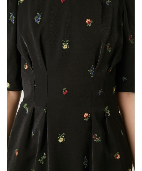 FRAY I.D フルーツエンブロイダリーパフスリーブワンピース FRAY I.D（フレイアイディー）の「フルーツエンブロイダリー