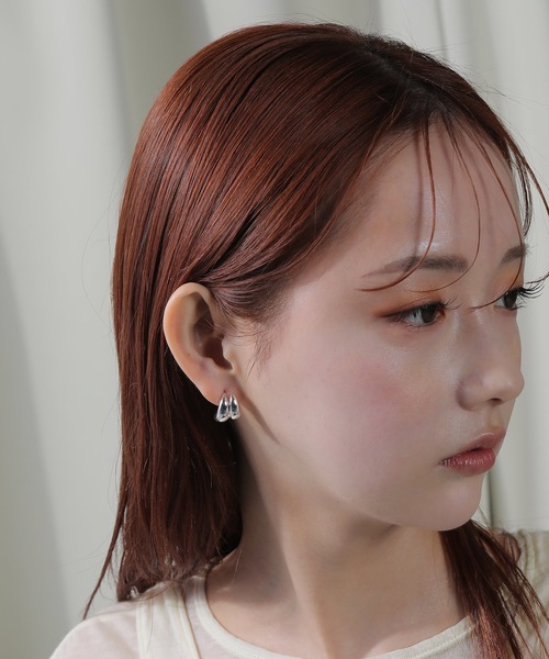 voov(ブーブ)の「ニュアンス ステンレスポスト ピアス(ピアス(両耳用)・レディース・シルバー/ゴールド・フリー)」の4枚目の写真