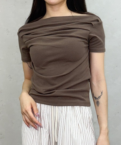 Per sist ence(パーシエンス)の「スムース天竺タックオフショルプルオーバー(Tシャツ/カットソー・レディース・ブラウン/オフホワイト/グレー/ブラック/ピンク・ONE SIZE)」の4枚目の写真