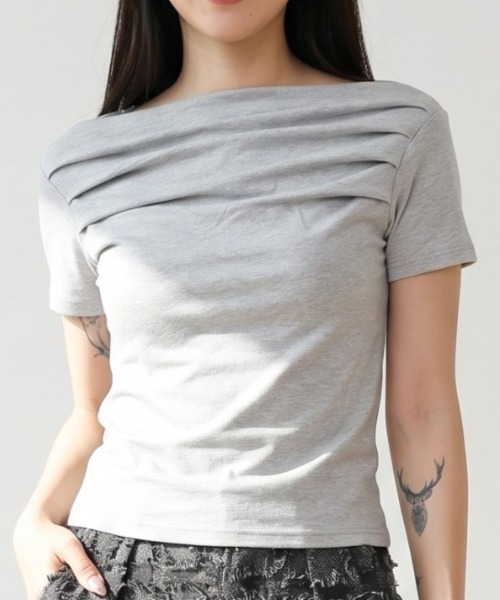 Per sist ence(パーシエンス)の「スムース天竺タックオフショルプルオーバー(Tシャツ/カットソー・レディース・ブラウン/オフホワイト/グレー/ブラック/ピンク・ONE SIZE)」の3枚目の写真