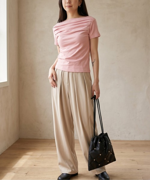 Per sist ence(パーシエンス)の「スムース天竺タックオフショルプルオーバー(Tシャツ/カットソー・レディース・ブラウン/オフホワイト/グレー/ブラック/ピンク・ONE SIZE)」の7枚目の写真