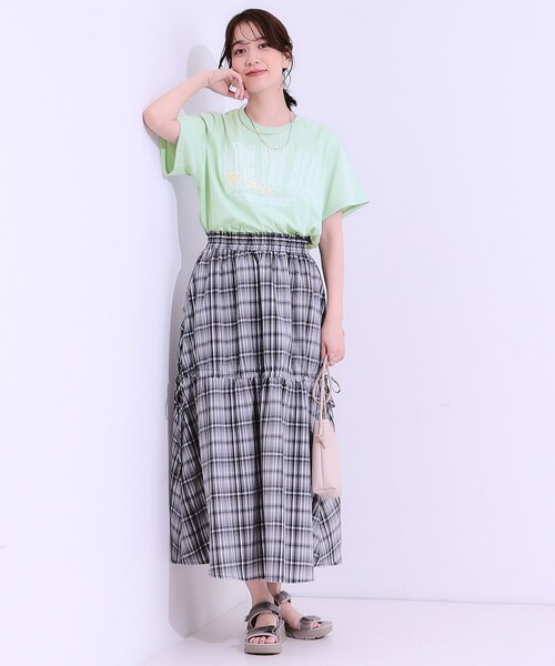 Cutie Blonde(キューティーブロンド)の「【S-LL】選べる4柄 デザイン刺繍アソートTシャツ(Tシャツ/カットソー・レディース・ライトグリーン系2/ネイビー系1/ブラック系/ホワイト系1/ライトイエロー系4/チャコール・01/04/03/02)」の10枚目の写真