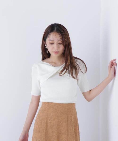 NATURAL BEAUTY BASIC(ナチュラルビューティーベーシック)の「◇ツイストドレープニット(ニット/セーター・レディース・オフホワイト/ブルー/ブラック・FREE)」の2枚目の写真