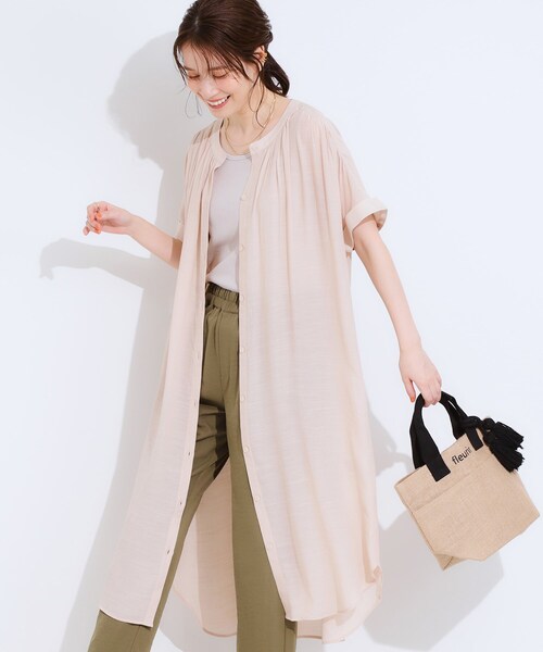 SHOO・LA・RUE(シューラルー)の「【洗える/S-LL/ひんやり】ふんわり軽やかに 前あきロングシャツ(ワンピース・レディース・レッド系1/ベージュ/ネイビー/ブルー・04/03/02/01)」の2枚目の写真