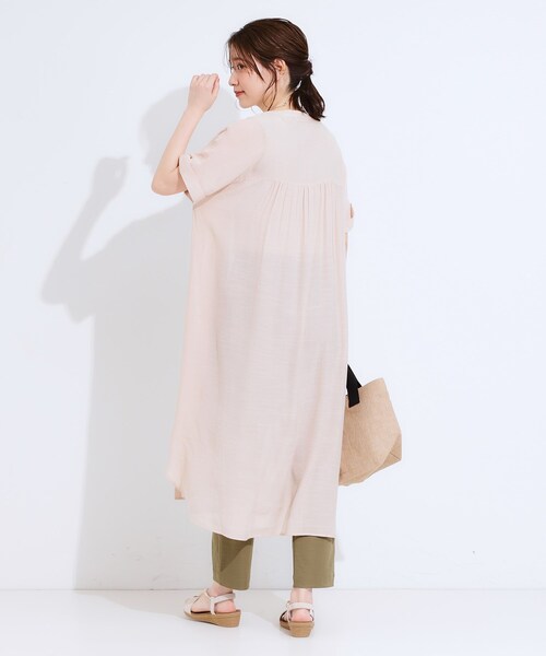 SHOO・LA・RUE(シューラルー)の「【洗える/S-LL/ひんやり】ふんわり軽やかに 前あきロングシャツ(ワンピース・レディース・レッド系1/ベージュ/ネイビー/ブルー・04/03/02/01)」の11枚目の写真