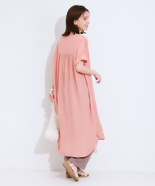 SHOO・LA・RUE(シューラルー)の「【洗える/S-LL/ひんやり】ふんわり軽やかに 前あきロングシャツ(ワンピース・レディース・レッド系1/ベージュ/ネイビー/ブルー・04/03/02/01)」の15枚目の写真