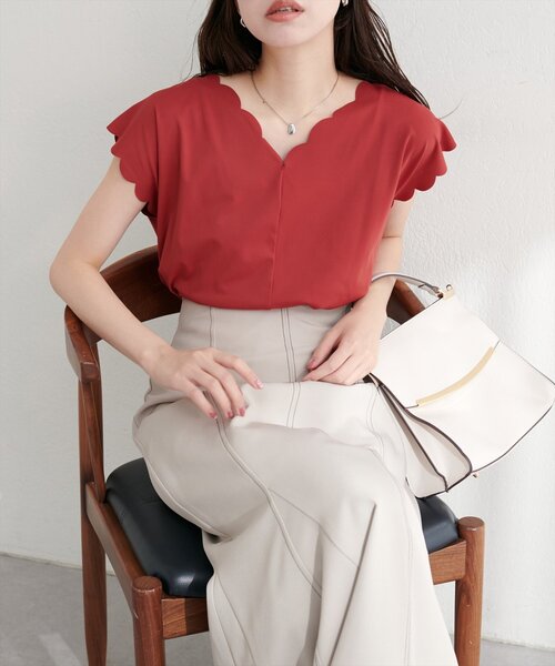 natural couture(ナチュラルクチュール)の「前後2WAYスカラップノースリカットソーブラウス(Tシャツ/カットソー・レディース・ブルー/レッド/ピンク/ブラック/グレイッシュベージュ・FREE)」の1枚目の写真