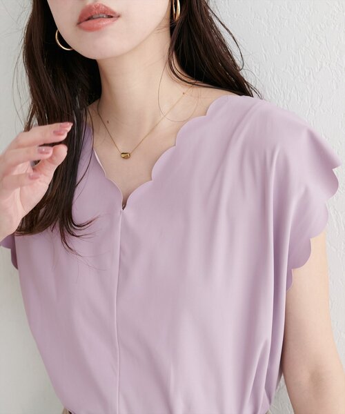 natural couture(ナチュラルクチュール)の「前後2WAYスカラップノースリカットソーブラウス(Tシャツ/カットソー・レディース・ブルー/レッド/ピンク/ブラック/グレイッシュベージュ・FREE)」の5枚目の写真