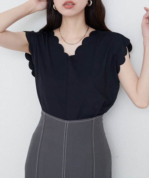 natural couture(ナチュラルクチュール)の「前後2WAYスカラップノースリカットソーブラウス(Tシャツ/カットソー・レディース・ブルー/レッド/ピンク/ブラック/グレイッシュベージュ・FREE)」の2枚目の写真