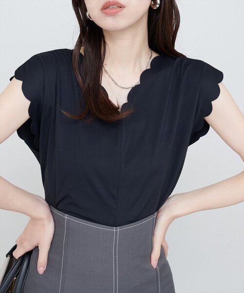natural couture(ナチュラルクチュール)の「前後2WAYスカラップノースリカットソーブラウス(Tシャツ/カットソー・レディース・ブルー/レッド/ピンク/ブラック/グレイッシュベージュ・FREE)」の6枚目の写真