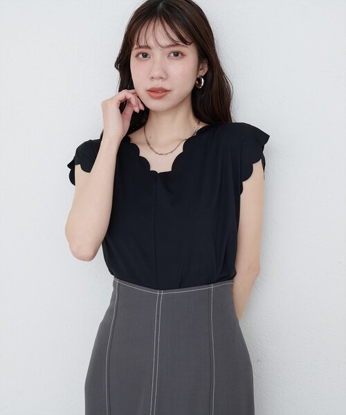 natural couture(ナチュラルクチュール)の「前後2WAYスカラップノースリカットソーブラウス(Tシャツ/カットソー・レディース・ブルー/レッド/ピンク/ブラック/グレイッシュベージュ・FREE)」の7枚目の写真