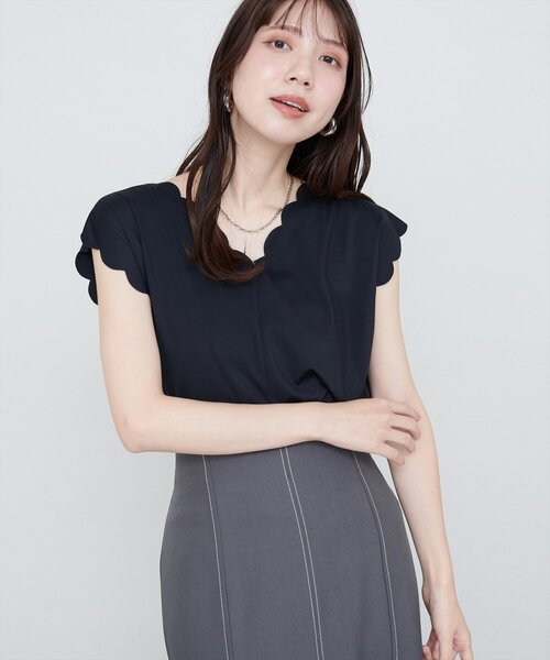 natural couture(ナチュラルクチュール)の「前後2WAYスカラップノースリカットソーブラウス(Tシャツ/カットソー・レディース・ブルー/レッド/ピンク/ブラック/グレイッシュベージュ・FREE)」の8枚目の写真
