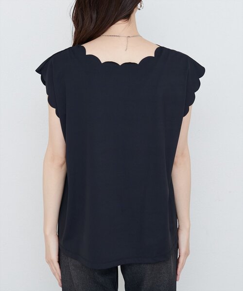 natural couture(ナチュラルクチュール)の「前後2WAYスカラップノースリカットソーブラウス(Tシャツ/カットソー・レディース・ブルー/レッド/ピンク/ブラック/グレイッシュベージュ・FREE)」の12枚目の写真