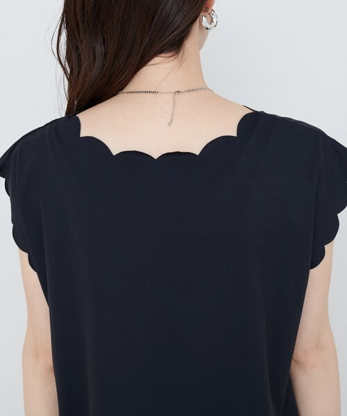natural couture(ナチュラルクチュール)の「前後2WAYスカラップノースリカットソーブラウス(Tシャツ/カットソー・レディース・ブルー/レッド/ピンク/ブラック/グレイッシュベージュ・FREE)」の14枚目の写真