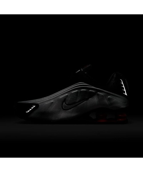 NIKE（ナイキ）の「NIKE Wmns Shox R4（ナイキ ウィメンズ ショックス R4）（スニーカー・レディース・ホワイト系/ブラック系2/ブラック系1・25cm/23cm/24.5cm/24cm/23.5cm）」の16枚目の写真