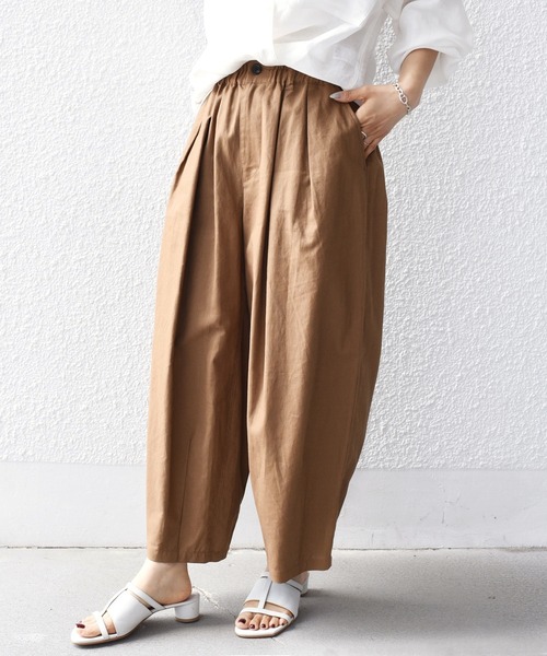 SHIPS.me(シップスミー)の「【ZOZO限定】SHIPS.me: 綿麻 タック バルーン パンツ(その他パンツ・レディース・ナチュラル/カーキ/ブラック/ライトベージュ/サックスブルー/ダークブラウン/ネイビー/イエロー・マルチサイズ)」の3枚目の写真
