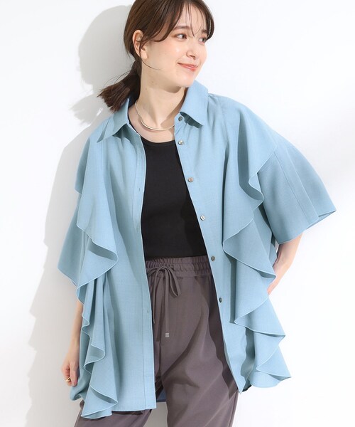 SHOO・LA・RUE(シューラルー)の「【洗える/S-LL】大きめのフリルが印象的 デザインブラウス(チュニック・レディース・ライトブルー/ブラウン系・01/04/03/02)」の2枚目の写真