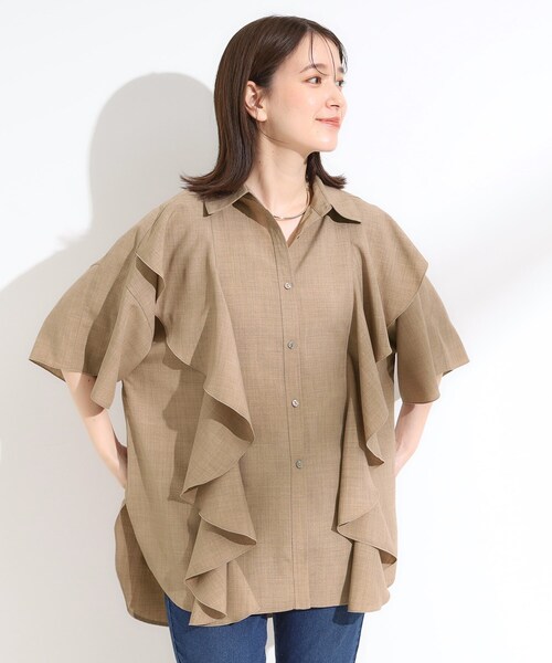 SHOO・LA・RUE(シューラルー)の「【洗える/S-LL】大きめのフリルが印象的 デザインブラウス(チュニック・レディース・ライトブルー/ブラウン系・01/04/03/02)」の3枚目の写真