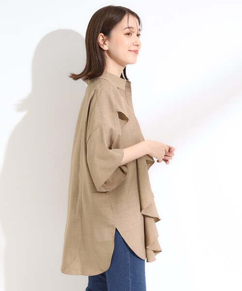 SHOO・LA・RUE(シューラルー)の「【洗える/S-LL】大きめのフリルが印象的 デザインブラウス(チュニック・レディース・ライトブルー/ブラウン系・01/04/03/02)」の4枚目の写真