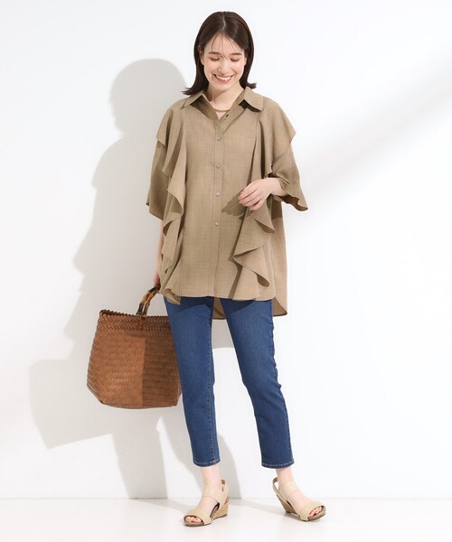 SHOO・LA・RUE(シューラルー)の「【洗える/S-LL】大きめのフリルが印象的 デザインブラウス(チュニック・レディース・ライトブルー/ブラウン系・01/04/03/02)」の5枚目の写真