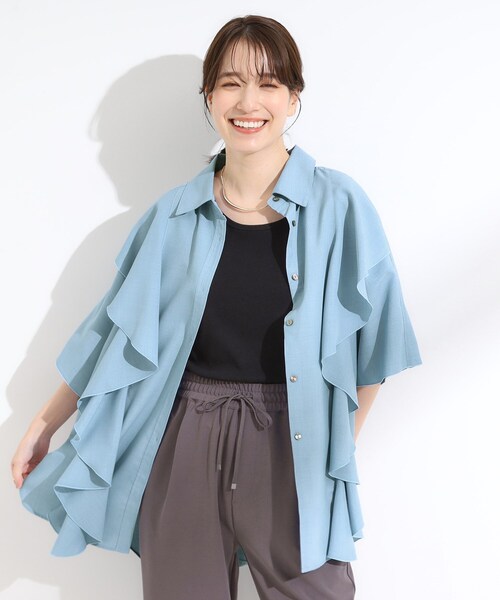 SHOO・LA・RUE(シューラルー)の「【洗える/S-LL】大きめのフリルが印象的 デザインブラウス(チュニック・レディース・ライトブルー/ブラウン系・01/04/03/02)」の7枚目の写真