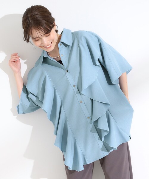 SHOO・LA・RUE(シューラルー)の「【洗える/S-LL】大きめのフリルが印象的 デザインブラウス(チュニック・レディース・ライトブルー/ブラウン系・01/04/03/02)」の8枚目の写真