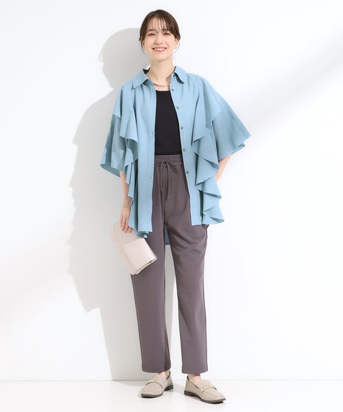 SHOO・LA・RUE(シューラルー)の「【洗える/S-LL】大きめのフリルが印象的 デザインブラウス(チュニック・レディース・ライトブルー/ブラウン系・01/04/03/02)」の9枚目の写真