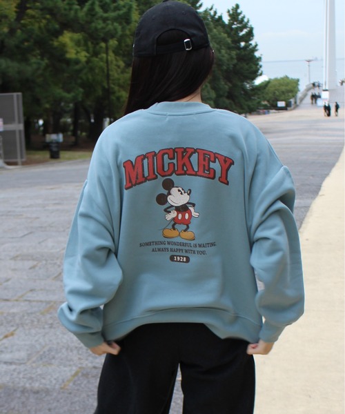 Disney(ディズニー)の「【DISNEY/ディズニー】ミッキーマウス裏起毛プリントクルーネックトレーナー(スウェット・レディース・クリーム/ダークグレー/ミント/マスタード・MEDIUM/LARGE)」の1枚目の写真