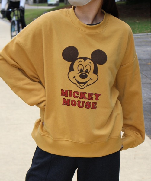 Disney(ディズニー)の「【DISNEY/ディズニー】ミッキーマウス裏起毛プリントクルーネックトレーナー(スウェット・レディース・クリーム/ダークグレー/ミント/マスタード・MEDIUM/LARGE)」の4枚目の写真