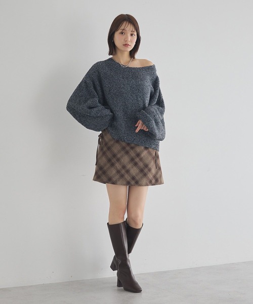 earth music&ecology(アースミュージックアンドエコロジー)の「オフショルフェザーニットプルオーバー(ニット/セーター・レディース・チャコールグレー/グレイッシュベージュ・FREE)」の20枚目の写真