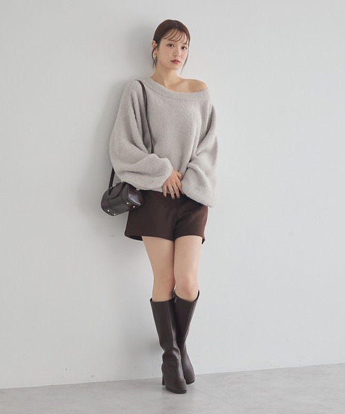 earth music&ecology(アースミュージックアンドエコロジー)の「オフショルフェザーニットプルオーバー(ニット/セーター・レディース・チャコールグレー/グレイッシュベージュ・FREE)」の14枚目の写真
