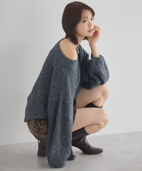 earth music&ecology(アースミュージックアンドエコロジー)の「オフショルフェザーニットプルオーバー(ニット/セーター・レディース・チャコールグレー/グレイッシュベージュ・FREE)」の18枚目の写真