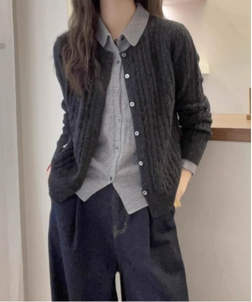 AMELY（エミリー）の「レイヤード風バイカラーニットカーディガン（カーディガン/ボレロ・レディース・チャコール/ネイビー/ブラウン/グレー・フリー）」の2枚目の写真