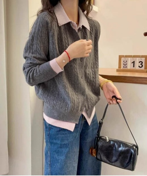 AMELY（エミリー）の「レイヤード風バイカラーニットカーディガン（カーディガン/ボレロ・レディース・チャコール/ネイビー/ブラウン/グレー・フリー）」の6枚目の写真