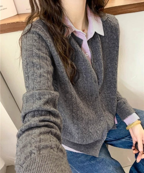 AMELY（エミリー）の「レイヤード風バイカラーニットカーディガン（カーディガン/ボレロ・レディース・チャコール/ネイビー/ブラウン/グレー・フリー）」の7枚目の写真