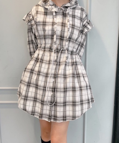 lilLilly（リルリリー）の「チェックフリルフーディーワンピース（ワンピース・レディース・ブラック/ホワイト・FREE）」の2枚目の写真