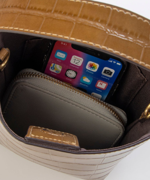 cache cache(カシュ カシュ)の「カシュカシュ cachechche / クロコ型押し2wayミニショルダー(ショルダーバッグ・レディース・ブラウン/ワインレッド/チョコ/ブラック・FREE)」の17枚目の写真