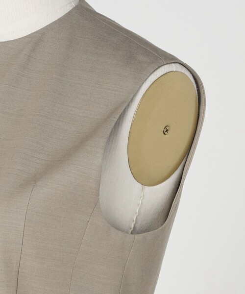 LOEFF（ロエフ）の「＜LOEFF＞ギャバジン シャープ ベスト（ベスト・レディース・ナチュラル/ダークグレー・1/0）」の17枚目の写真