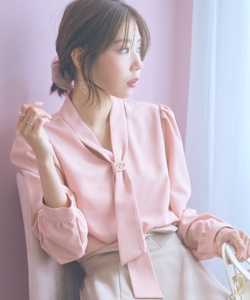 marun（マルン）の「＜大きいサイズ＞カットジョーゼットボウタイブラウス marun（シャツ/ブラウス・レディース・ピンク/アイボリー・L/LL/3L/4L/5L）」の2枚目の写真