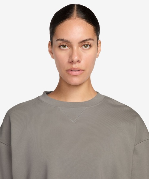 JORDAN BRAND（ジョーダンブランド）の「ジョーダン フライト フリース ウィメンズ モッドクロップ クルーネック スウェットシャツ / Jordan Flight Fleece Women's Mod-Crop Crew-Neck Sweatshirt IF1007-016 Enigma Stone（スウェット・レディース・グレー系その他2・L/M/S/XL/XS）」の3枚目の写真