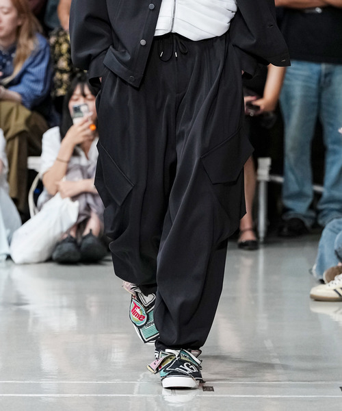 yoshiokubo(ヨシオクボ)の「yoshiokubo ヨシオクボ / BIG POCKET PANT ビッグポケットワイドテーパードパンツ / YKS26401(その他パンツ・メンズ・ブラック・3/2)」の1枚目の写真