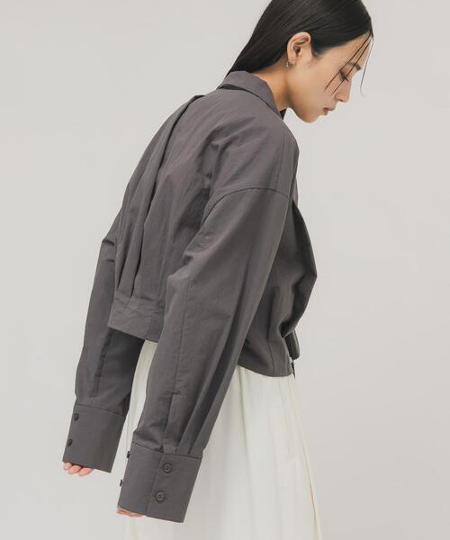 KBF（ケイビーエフ）の「タックヘムクロップドシャツ（シャツ/ブラウス・レディース・アイボリー/ライトブルー/チャコールグレー・ONE）」の3枚目の写真