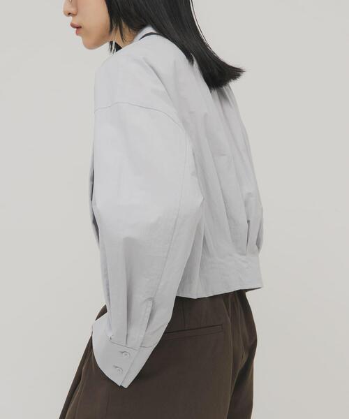 KBF（ケイビーエフ）の「タックヘムクロップドシャツ（シャツ/ブラウス・レディース・アイボリー/ライトブルー/チャコールグレー・ONE）」の14枚目の写真