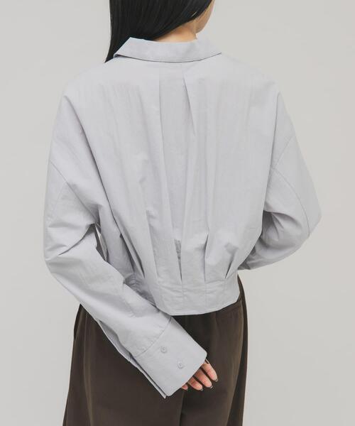 KBF（ケイビーエフ）の「タックヘムクロップドシャツ（シャツ/ブラウス・レディース・アイボリー/ライトブルー/チャコールグレー・ONE）」の15枚目の写真