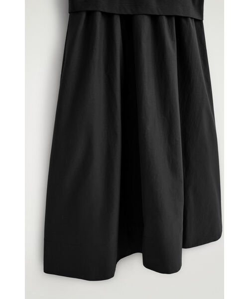 COS（コス）の「コントラストパネル ボートネック ミディ丈ワンピース（ワンピース・レディース・ブラック・M/L/XL/XS/S）」の4枚目の写真