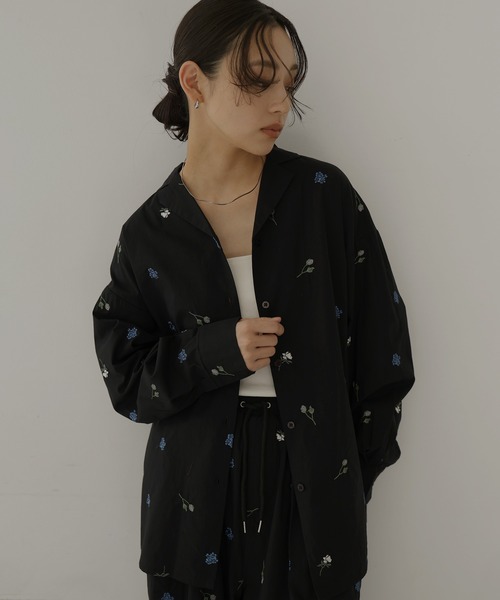 hellam（へラム）の「配色刺繍オープンカラーシャツ（シャツ/ブラウス・レディース・ブラック/ホワイト・FREE）」の3枚目の写真